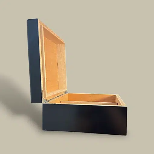 Black Lacquer Cigar Humidor HM-117M-BK – Side Angle