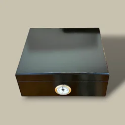 Glossy Black Cigar Humidor – Top View – 35 Cigars