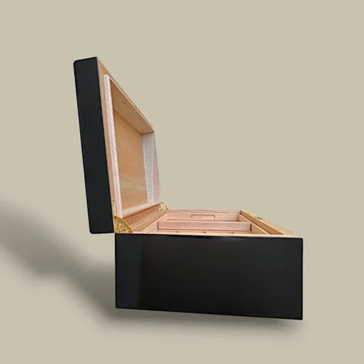 Side View – Black Gloss Cigar Humidor – 75 Cigars