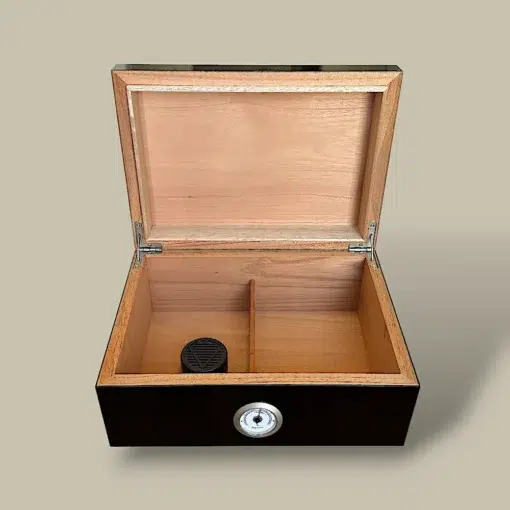 Open Humidor Interior with Divider – HM-215L-BK