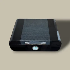 Closed humidor in carbon fiber and black lacquer